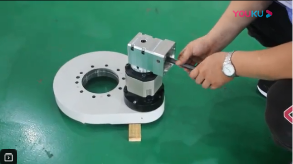 直齒驅動（齒輪式回轉驅動、回轉減速器）工作演示